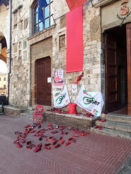231125 InstallazioneControViolenzaDonne